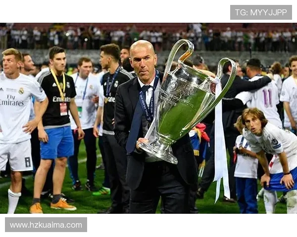 深圳足球队进攻战术解析与实战应用探讨 深圳足球队进攻战术解析与实战应用探讨